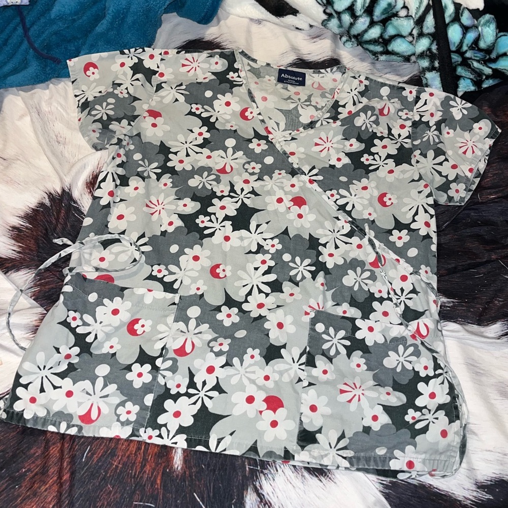 Absolute scrub top size medium